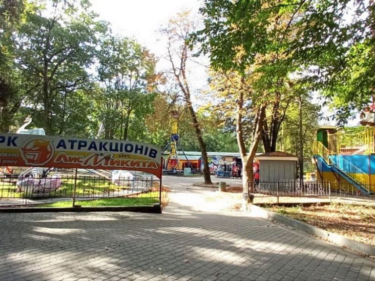 Осіння прогулянка в парку атракціонів: симфонія кольорів і емоцій