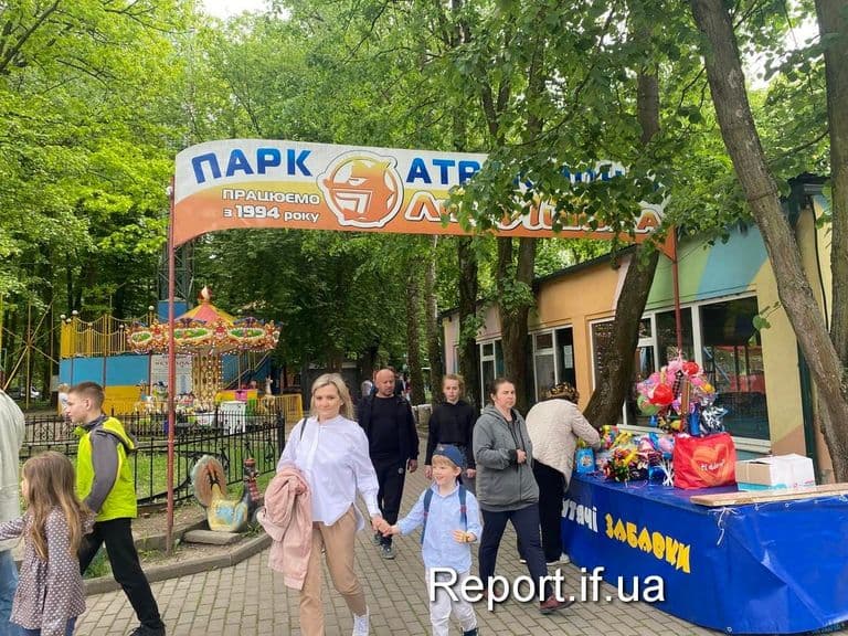 Як вмикають розваги. Атракціони збирають галасливих франківців